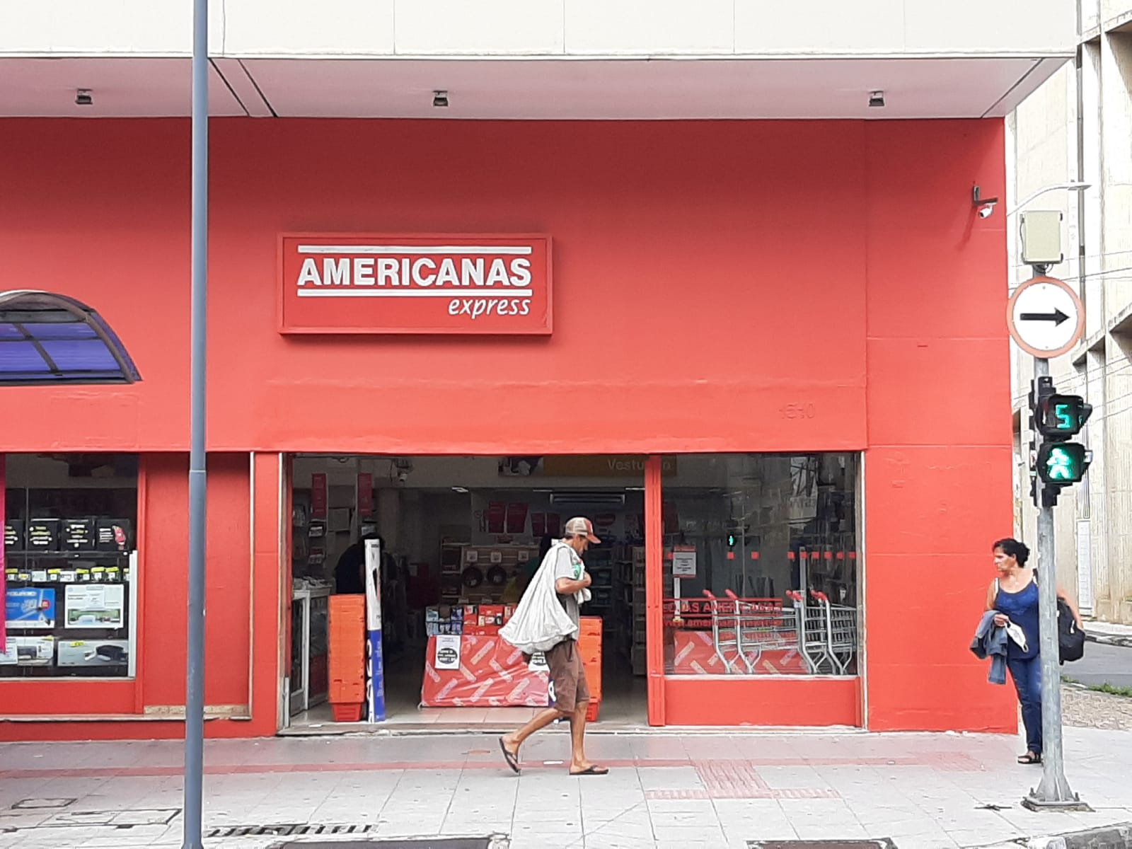 Procon-SP orienta clientes da Americanas a comprar em lojas físicas