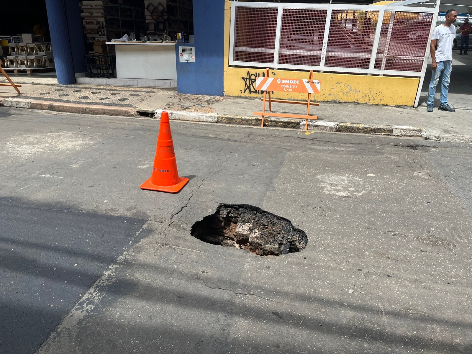 Em menos de uma semana, novo buraco abre no mesmo trecho da Barão de Jaguara