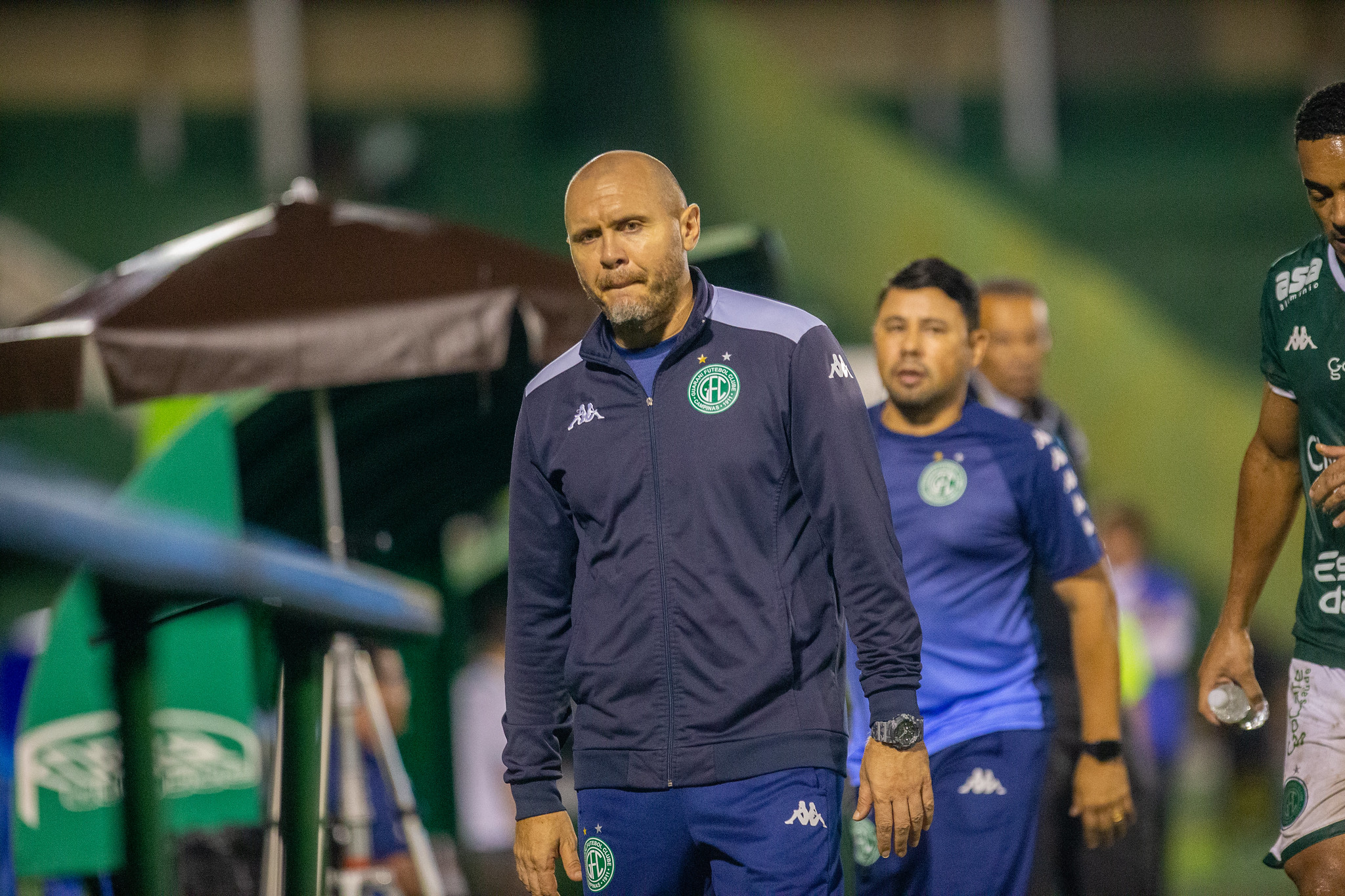 Alvo da torcida após goleada, Mozart admite confiança em classificação e afirma: “jamais vou pedir para sair”