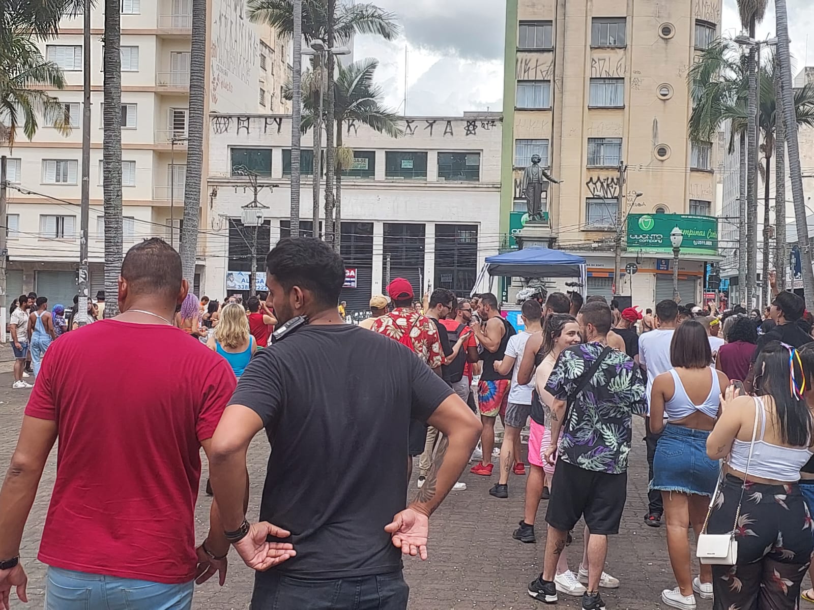 Bloco do Leão reúne centenas de pessoas na Praça Bento Quirino, em Campinas