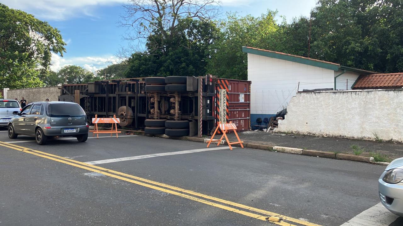 Container cai de caminhão e destrói muro de Centro de Saúde em Campinas
