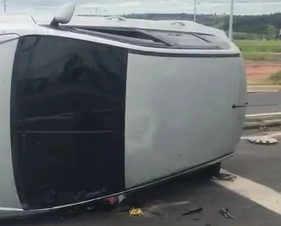 Foragido da Justiça tomba carro após perseguição na John Boyd Dunlop