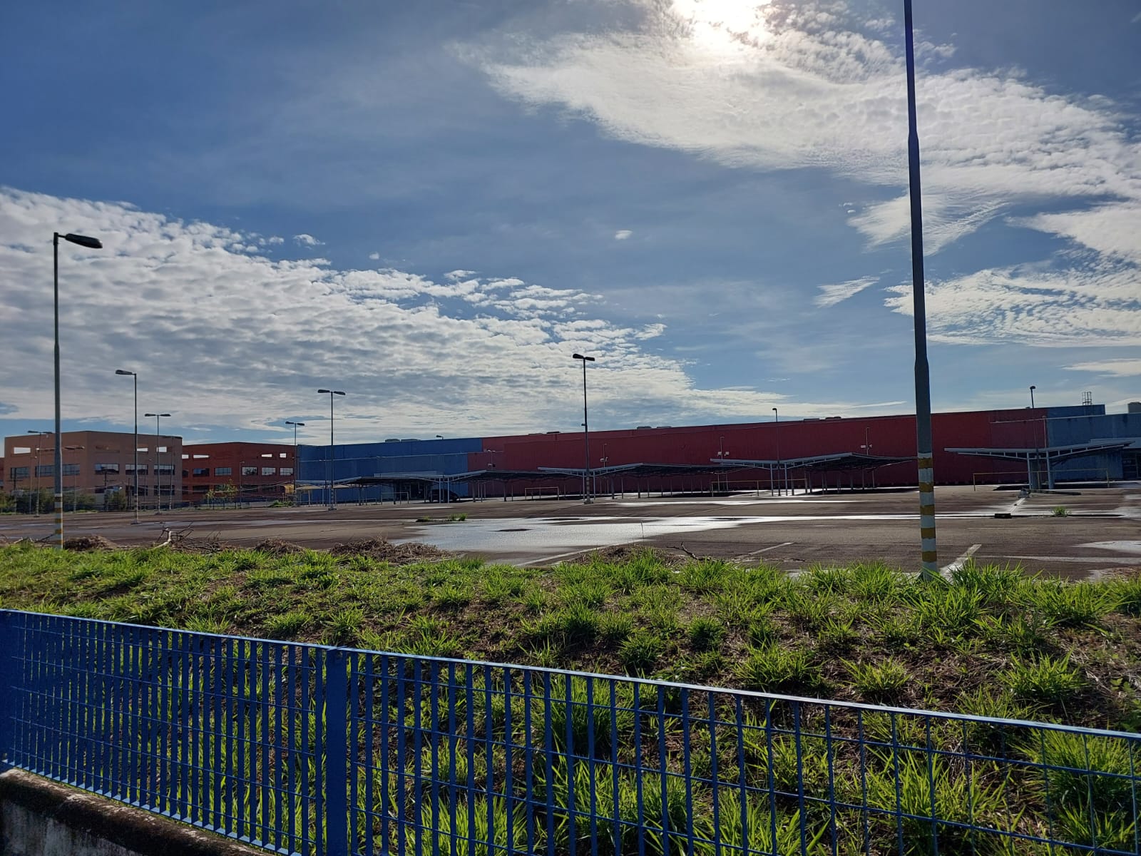 Atacadista aguarda aval para fazer obra viária do antigo Extra