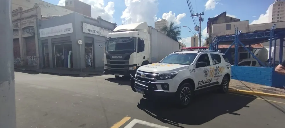 Homem pula de caminhão roubado em movimento e é preso