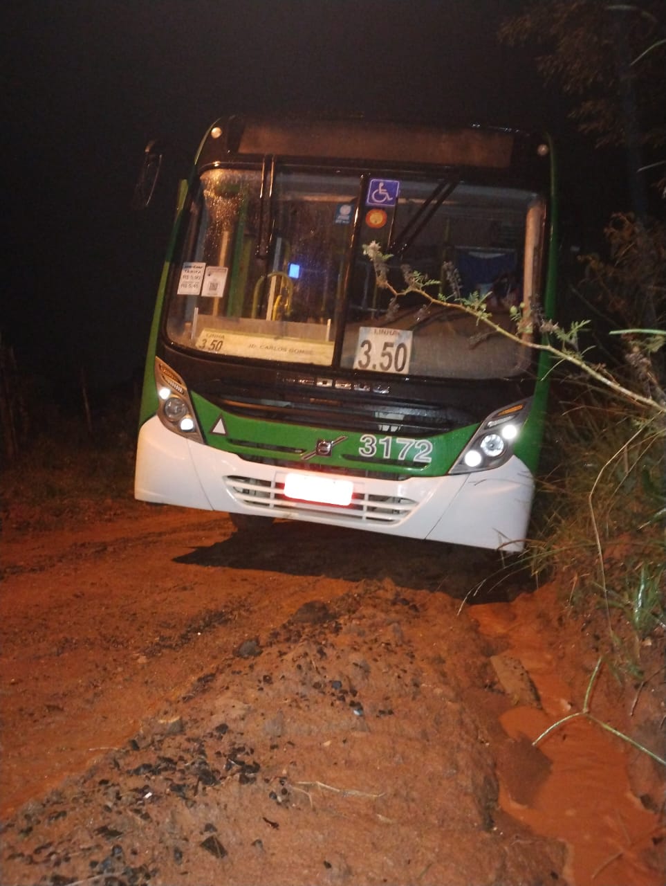 Mais dois ônibus atolam no Gargantilha; remoção só aconteceu pela manhã