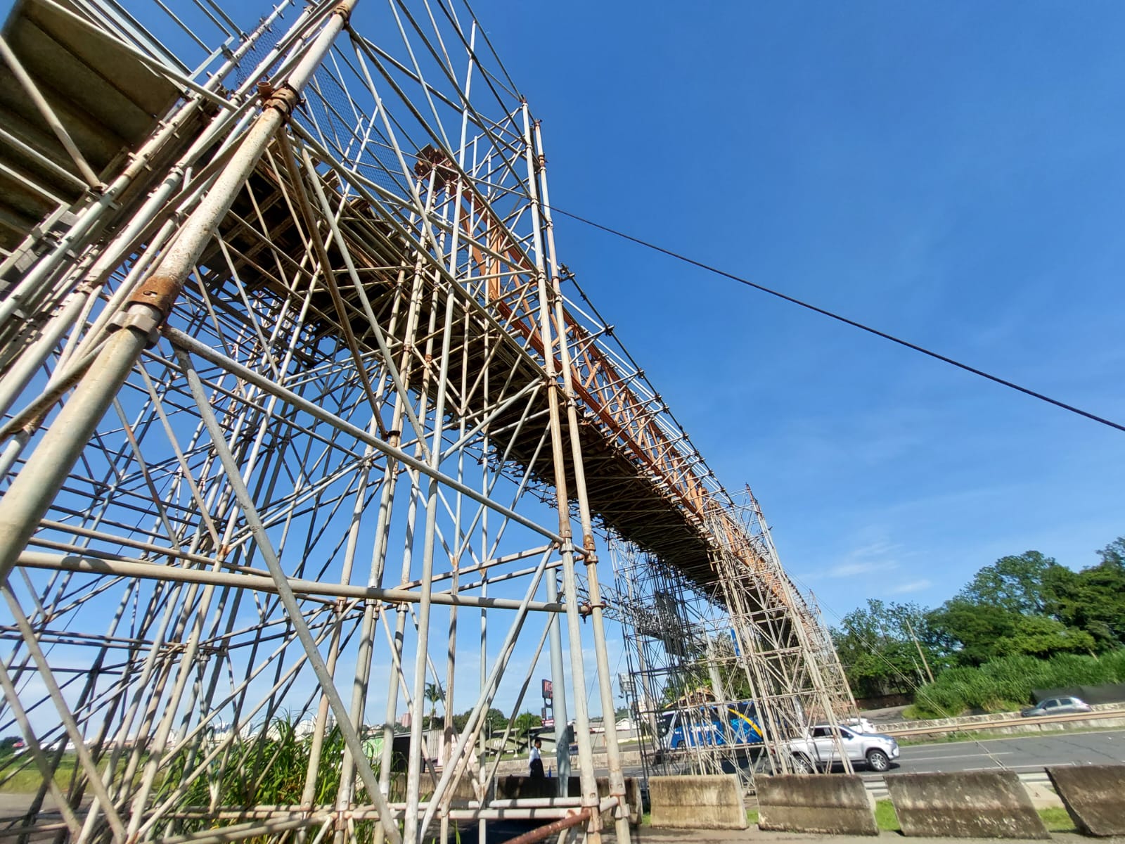 Passarela ‘improvisada’ se torna definitiva e usuários relatam insegurança