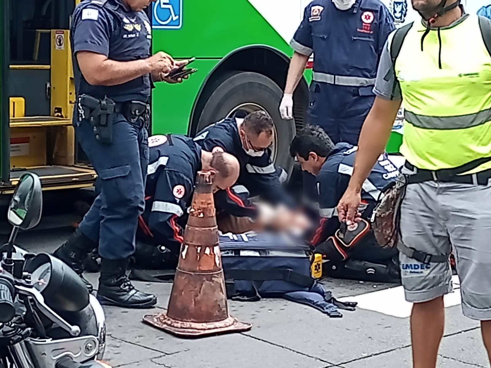 Pedestre é atropelado por ônibus no cruzamento da Avenida Moraes Salles com José Paulino