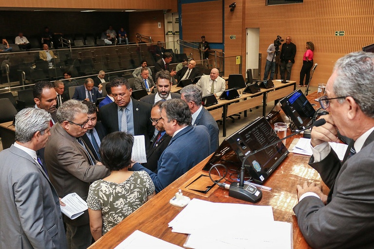 Câmara faz votação final sobre mudanças nas horas extras de funcionários da saúde