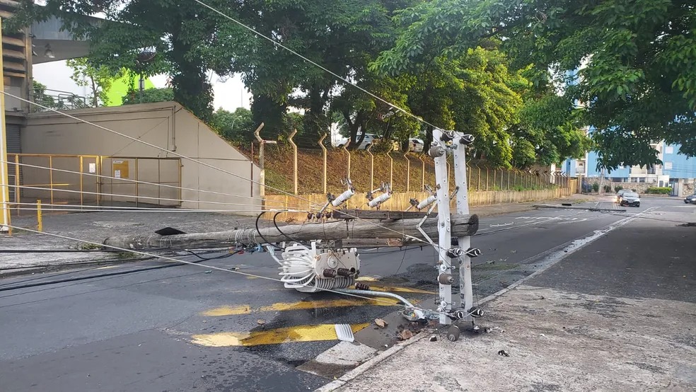 Queda de postes deixa shopping sem energia em Campinas