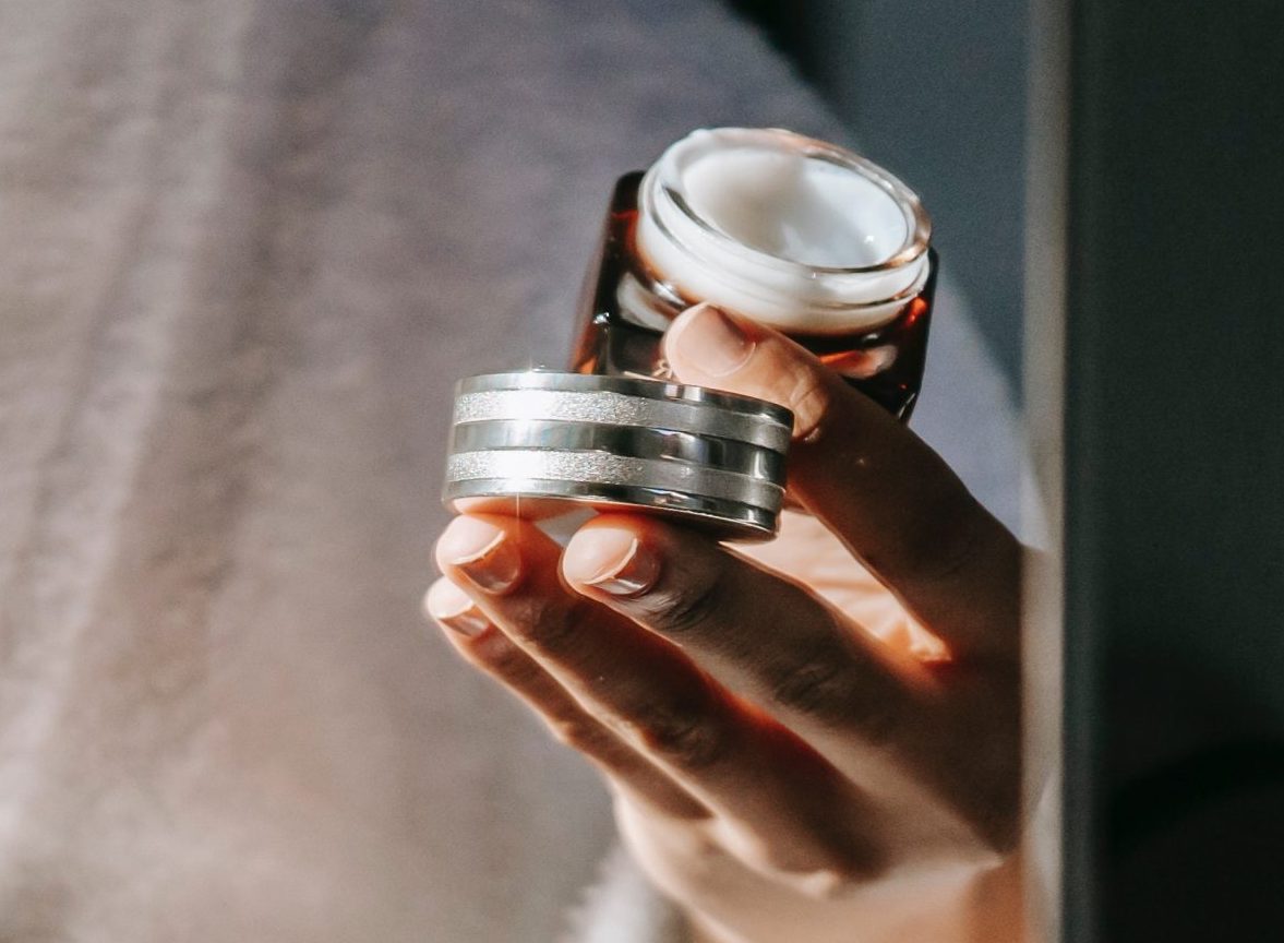 Vigilância Sanitária de Campinas emite nota sobre pomadas de cabelo proibidas pela Anvisa