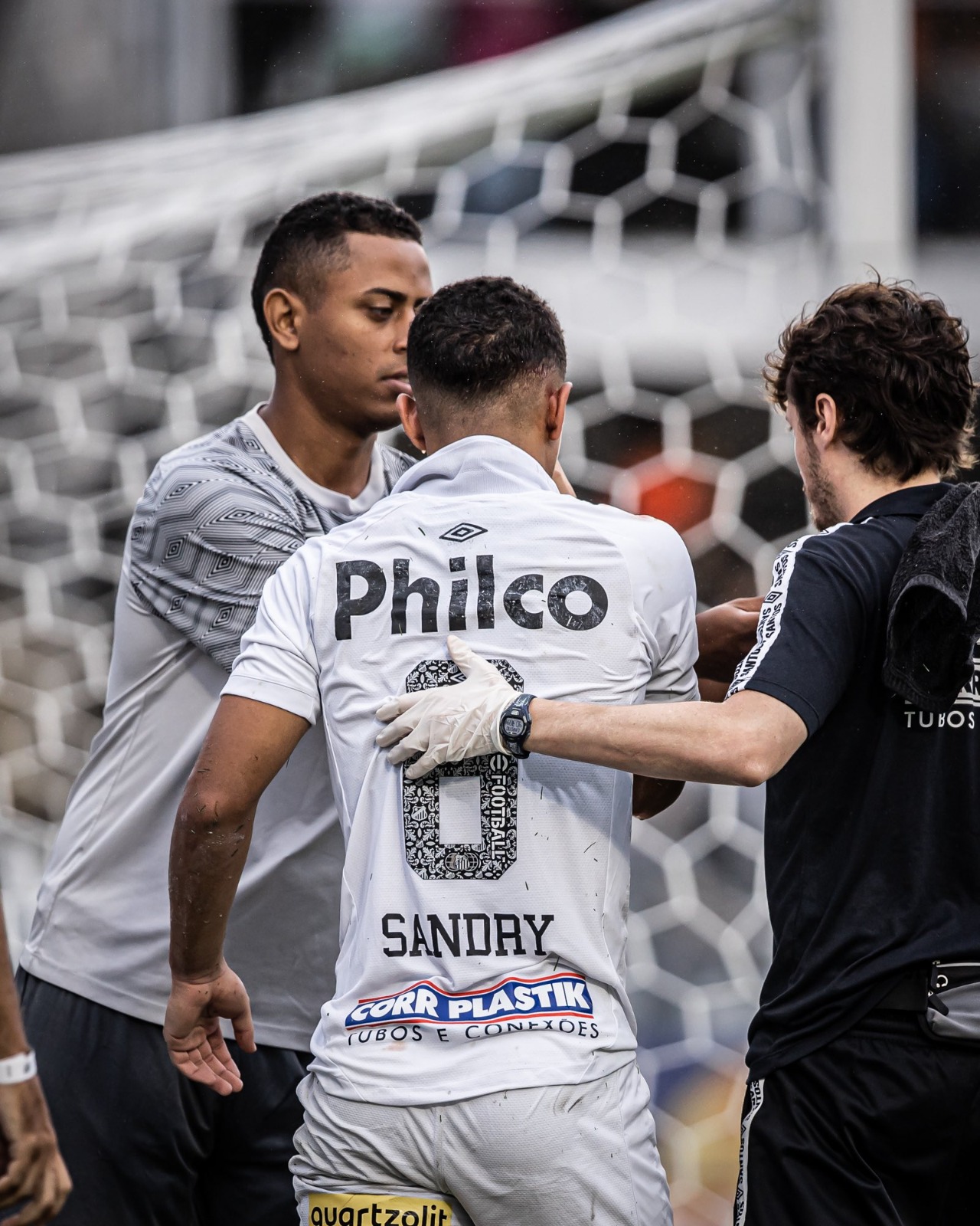 Volante Sandry é operado com sucesso no Santos