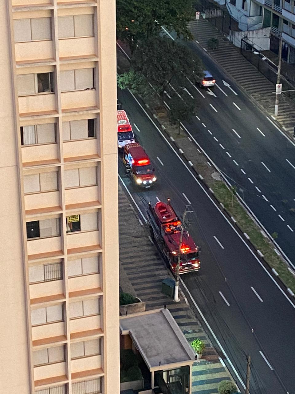 Carro quase entra em loja de móveis na Moraes Salles após acidente