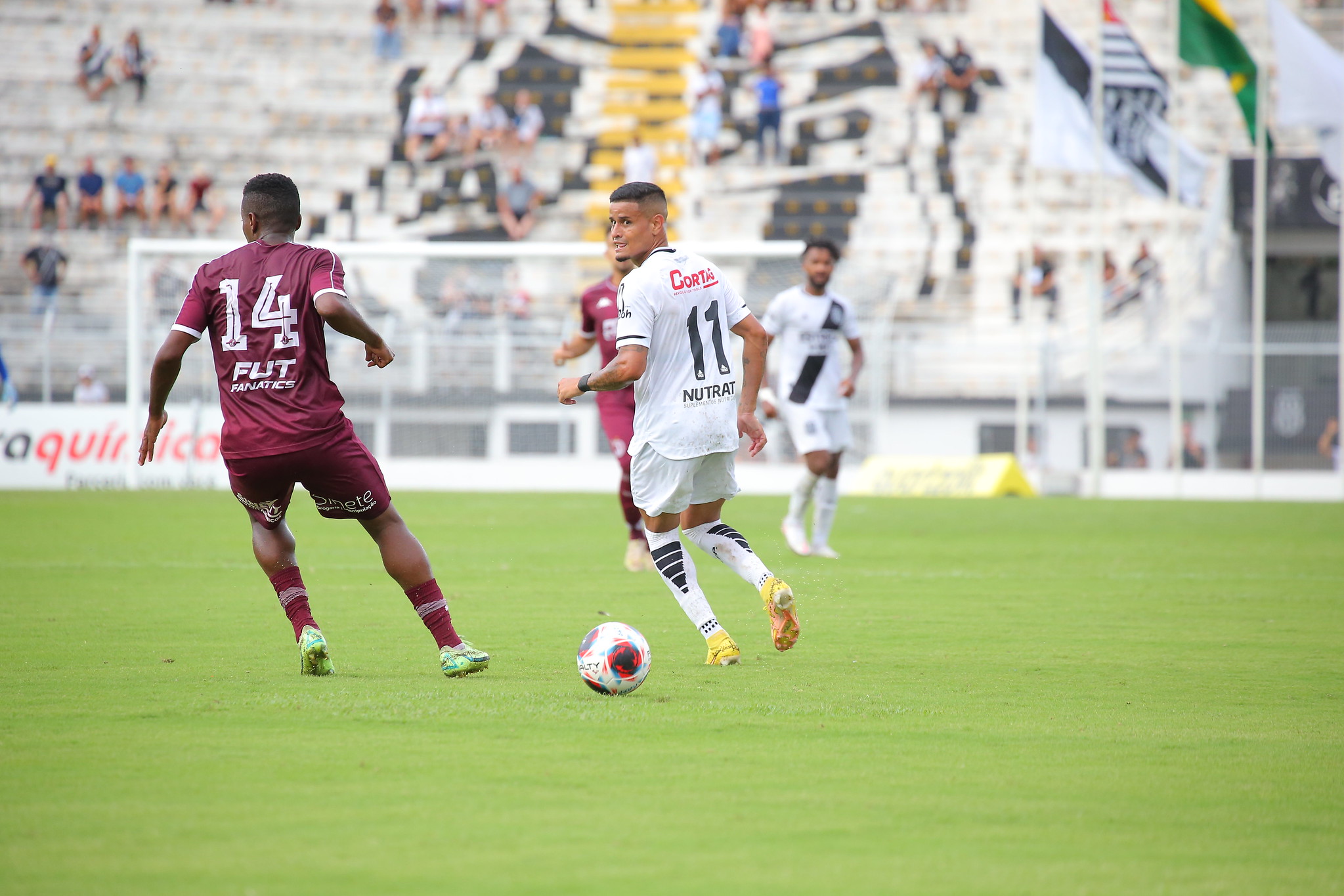 Atacante Everton passa por nova cirurgia no tornozelo