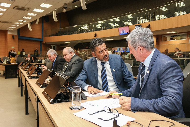 Câmara aprova denúncia para quem para irregularmente em vagas especiais