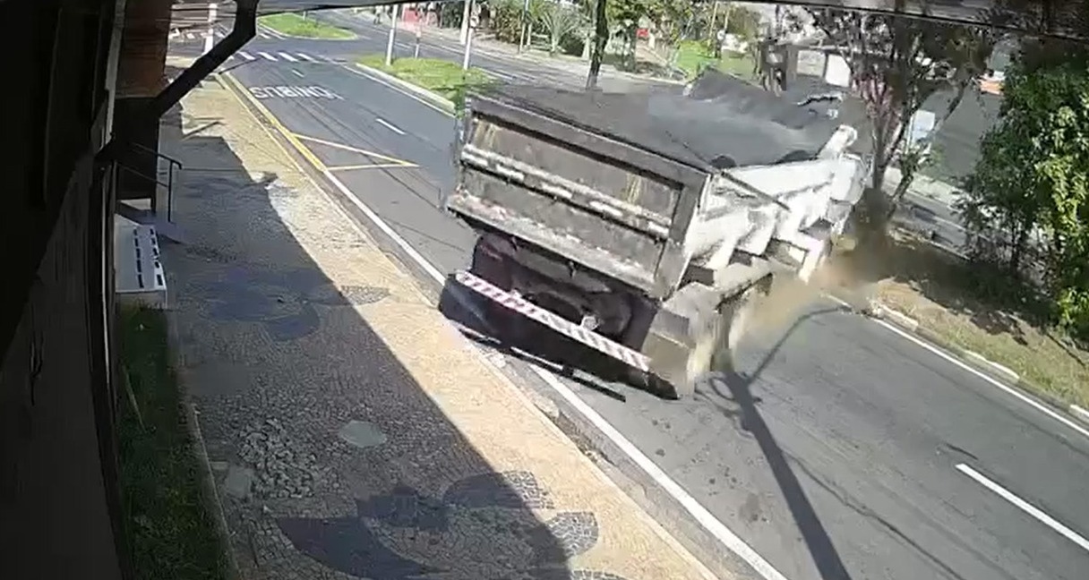 Caminhão desgovernado atravessa avenida de ré e invade pizzaria em Paulínia