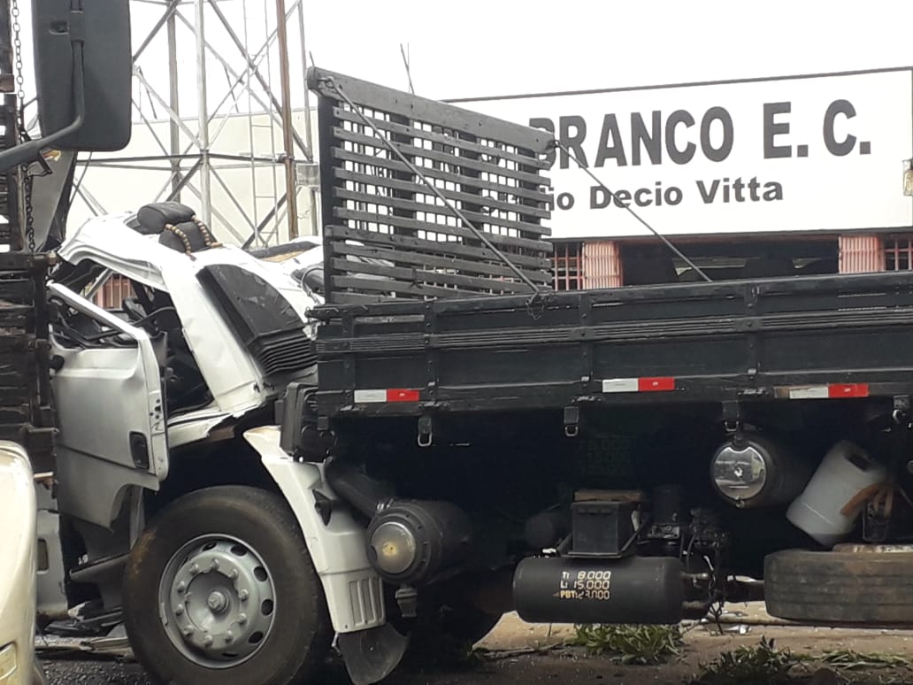 Caminhão invade estádio em Americana e só para ao bater em outro