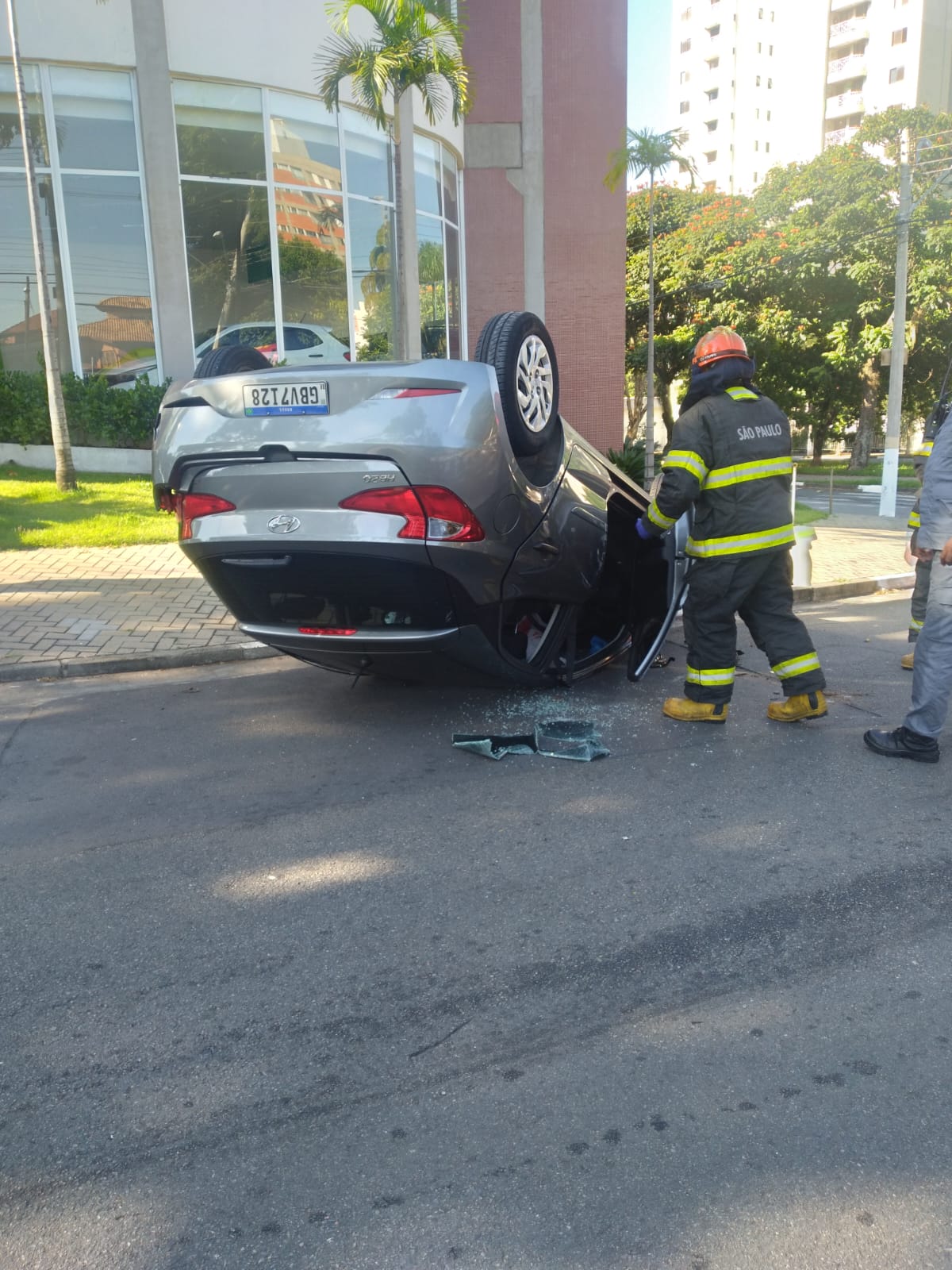 Carro capota em balão no Parque Prado; Moradores pedem mais sinalização