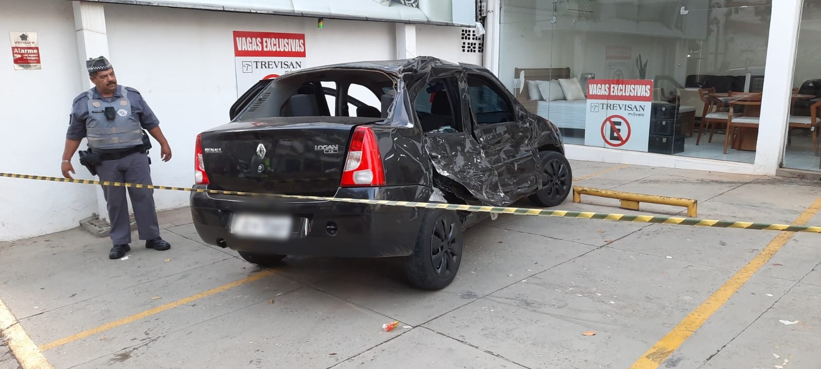 Carro quase entra em loja de móveis na Moraes Salles após acidente