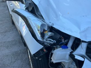 Colisão na Norte-Sul deixa motociclista ferida e causa bloqueio no trânsito