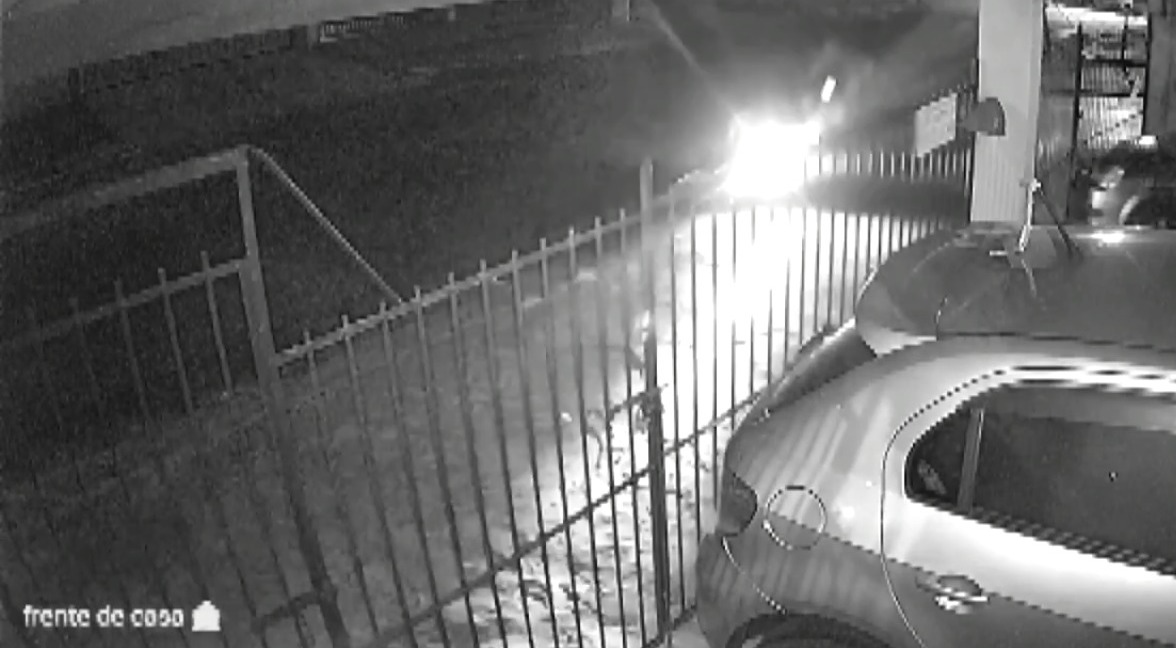 Condutor fica ferido após empinar moto e bater em portão de casa em Louveira