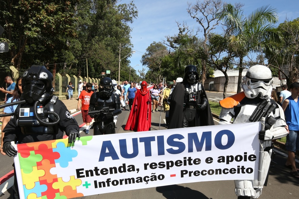 Conscientização sobre o autismo tem caminhada na Lagoa do Taquaral