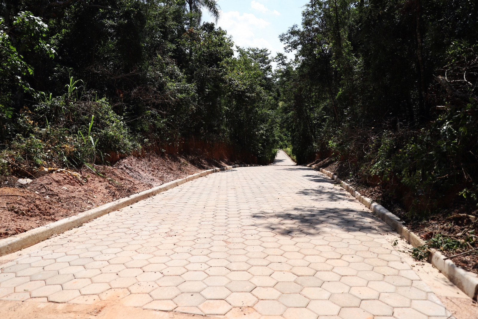 Estrada do Bugio é pavimentada em Louveira