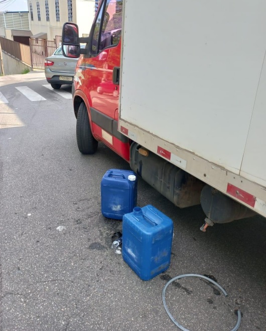 Homens são flagrados desviando combustível de transportadora em Vinhedo