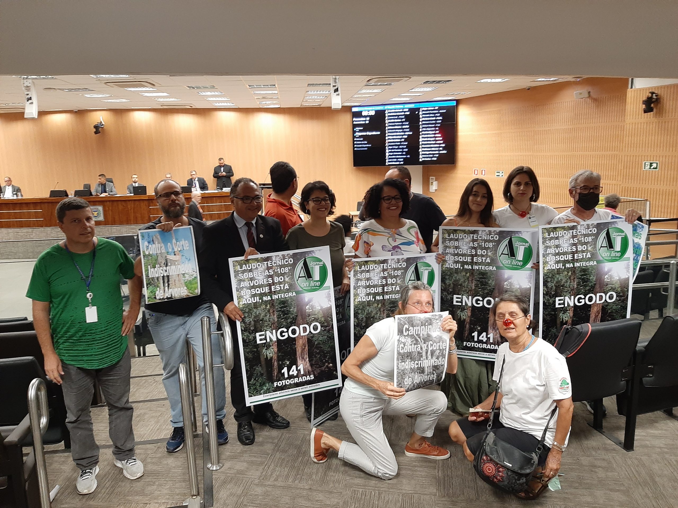 Grupo protesta na Câmara contra corte de árvores no Bosque