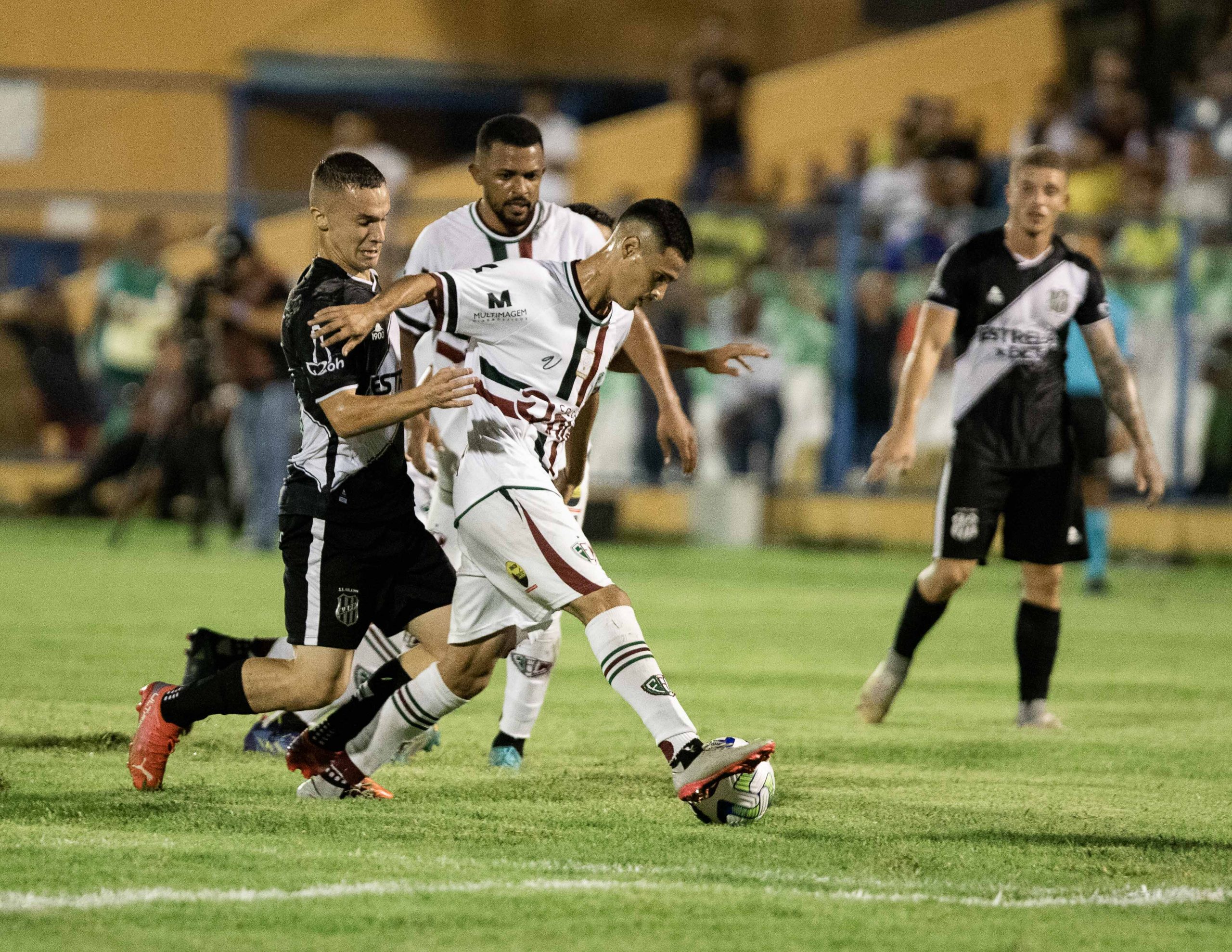 Hélio dos Anjos comemora classificação na Copa do Brasil, mas alerta: “Esse transfer ban está dificultando o nosso trabalho”