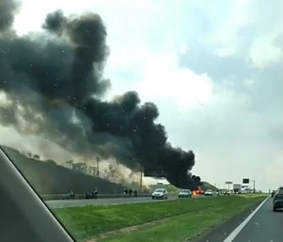 Incêndio em caminhão bloqueia trecho da D. Pedro I, em Campinas
