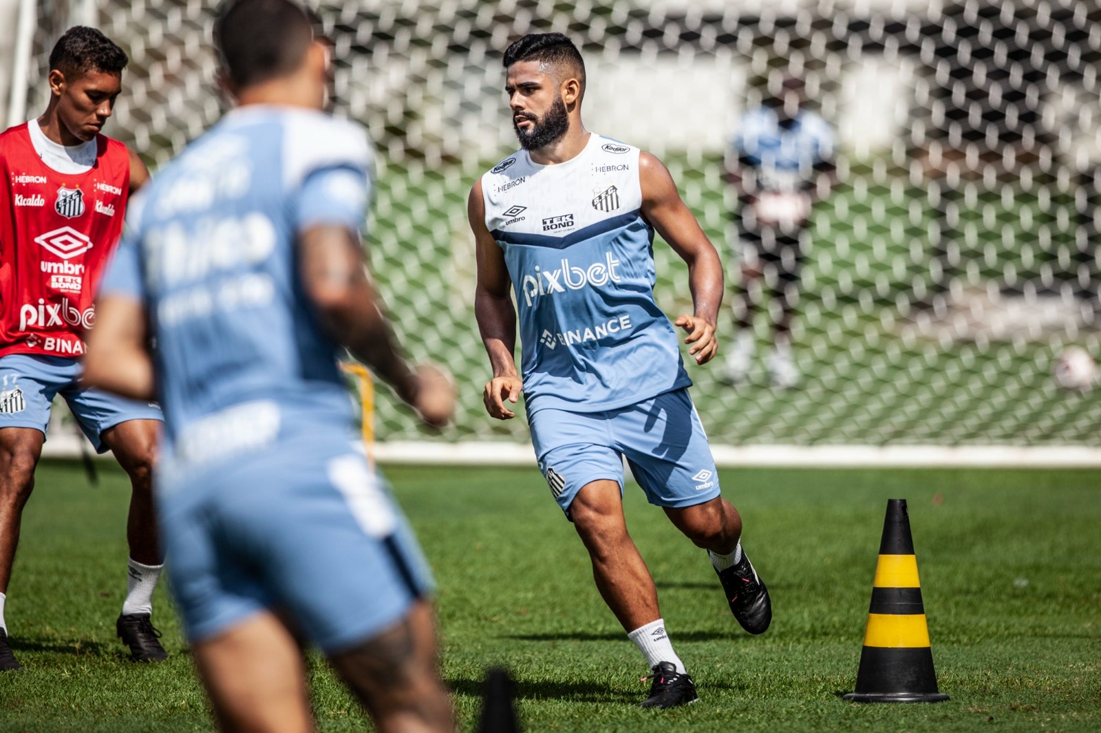 Lateral-esquerdo Felipe Jonatan ainda é dúvida no Santos para duelo com Ituano