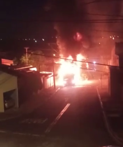 Mais um ônibus é incendiado em Piracicaba após mortes em comunidade