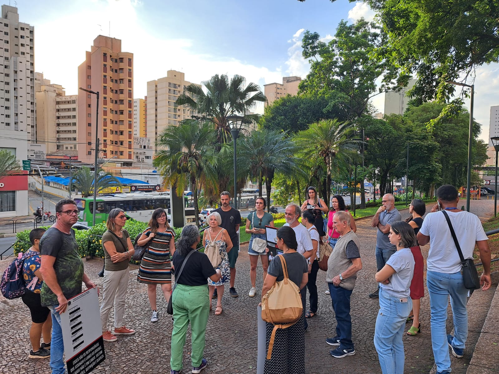 Protesto reúne entidades e pede compensação de árvores extraídas em Campinas