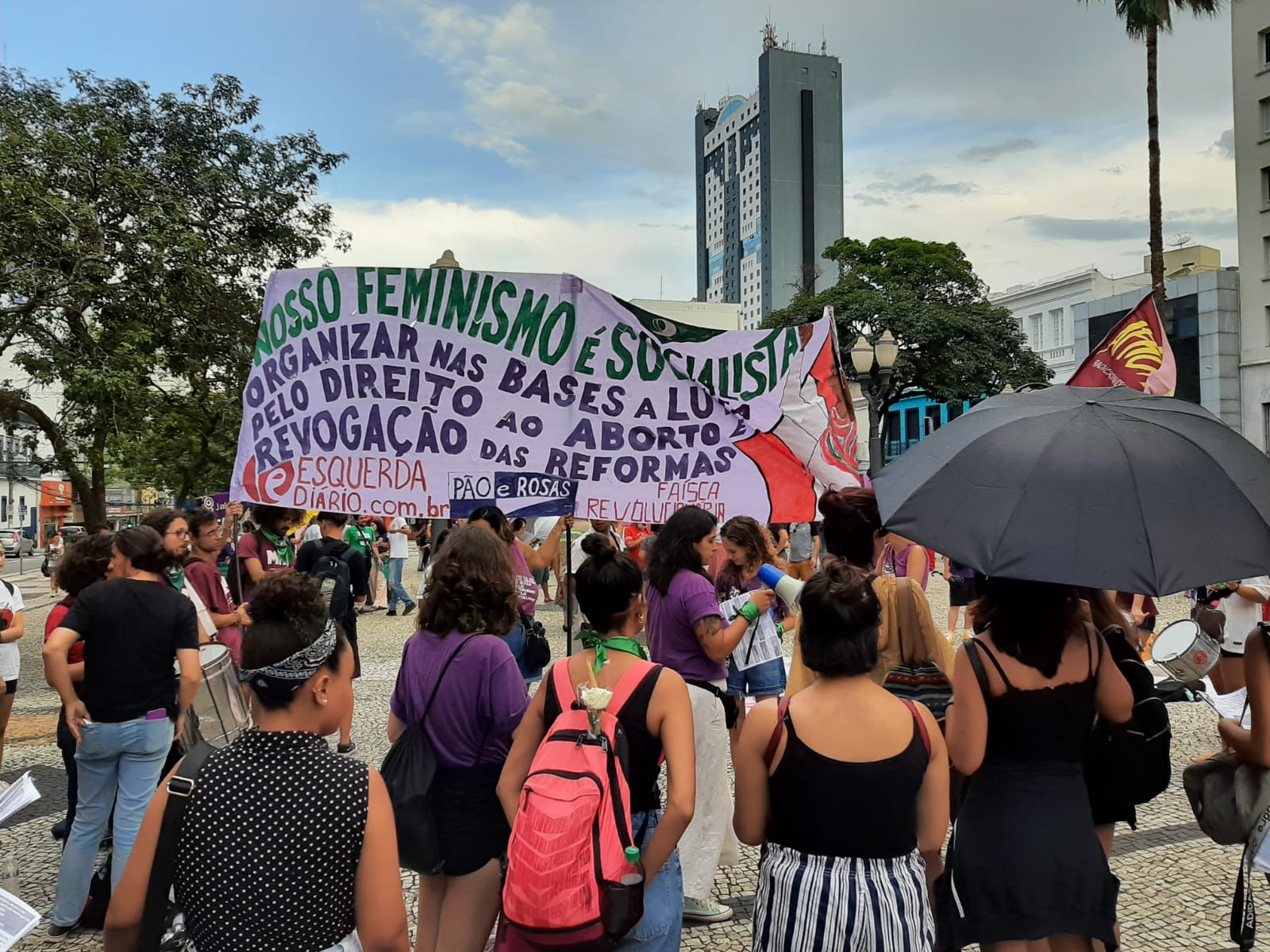 Manifestantes pedem direitos e segurança para as mulheres