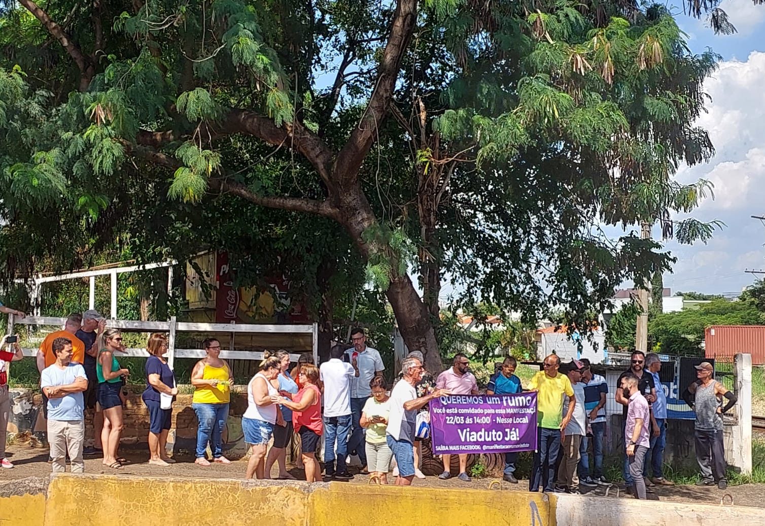 Moradores protestam contra atraso em obras de viaduto em Hortolândia