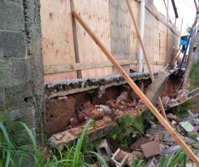 Muro de escola desaba e preocupa pais no Parque Tropical, em Campinas