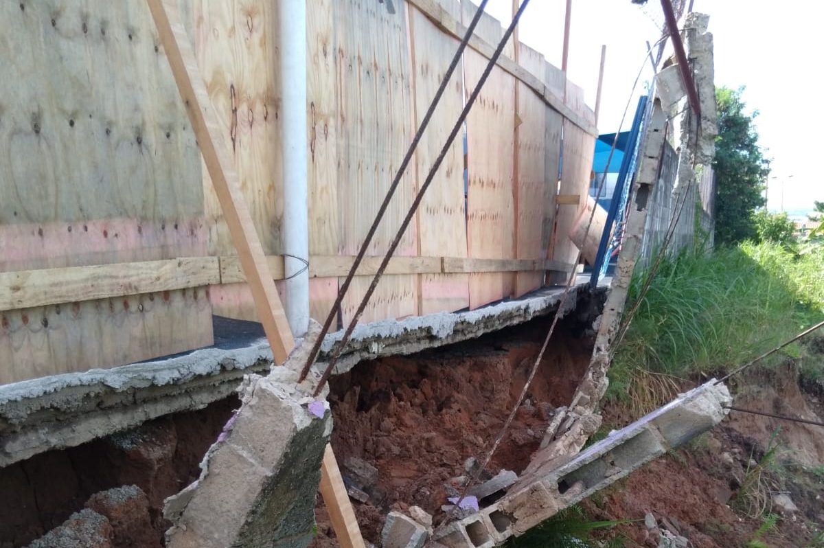 Muro de escola desaba e preocupa pais no Parque Tropical, em Campinas