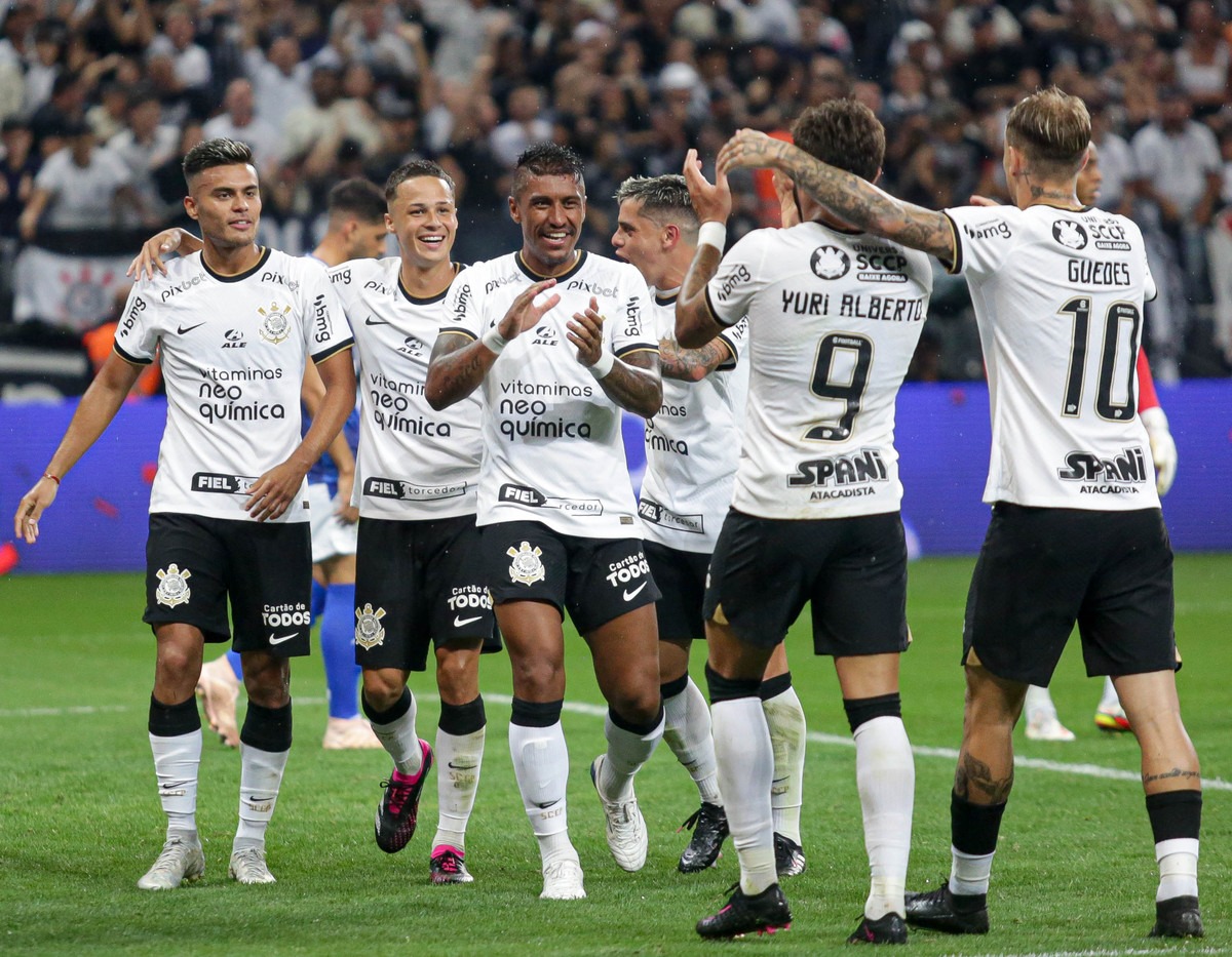 Paulinho se emociona com primeiro gol após lesão no Corinthians