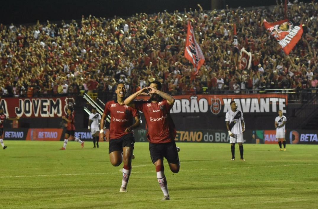 Racismo, arbitragem ruim e desempenho abaixo do esperado: Hélio dos Anjos fala da eliminação da Ponte na Copa do Brasil
