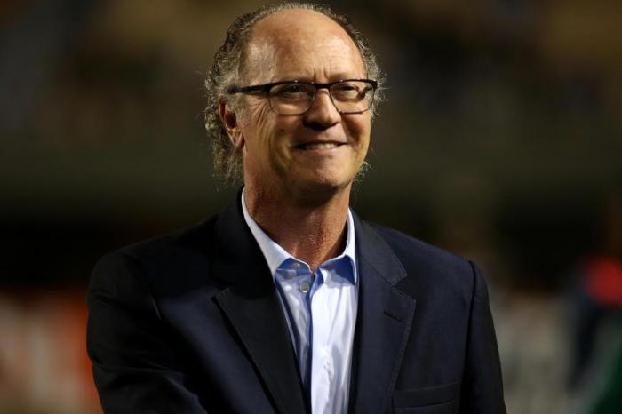 Pressionado, Falcão fala que Santos está de olho no mercado para contratações