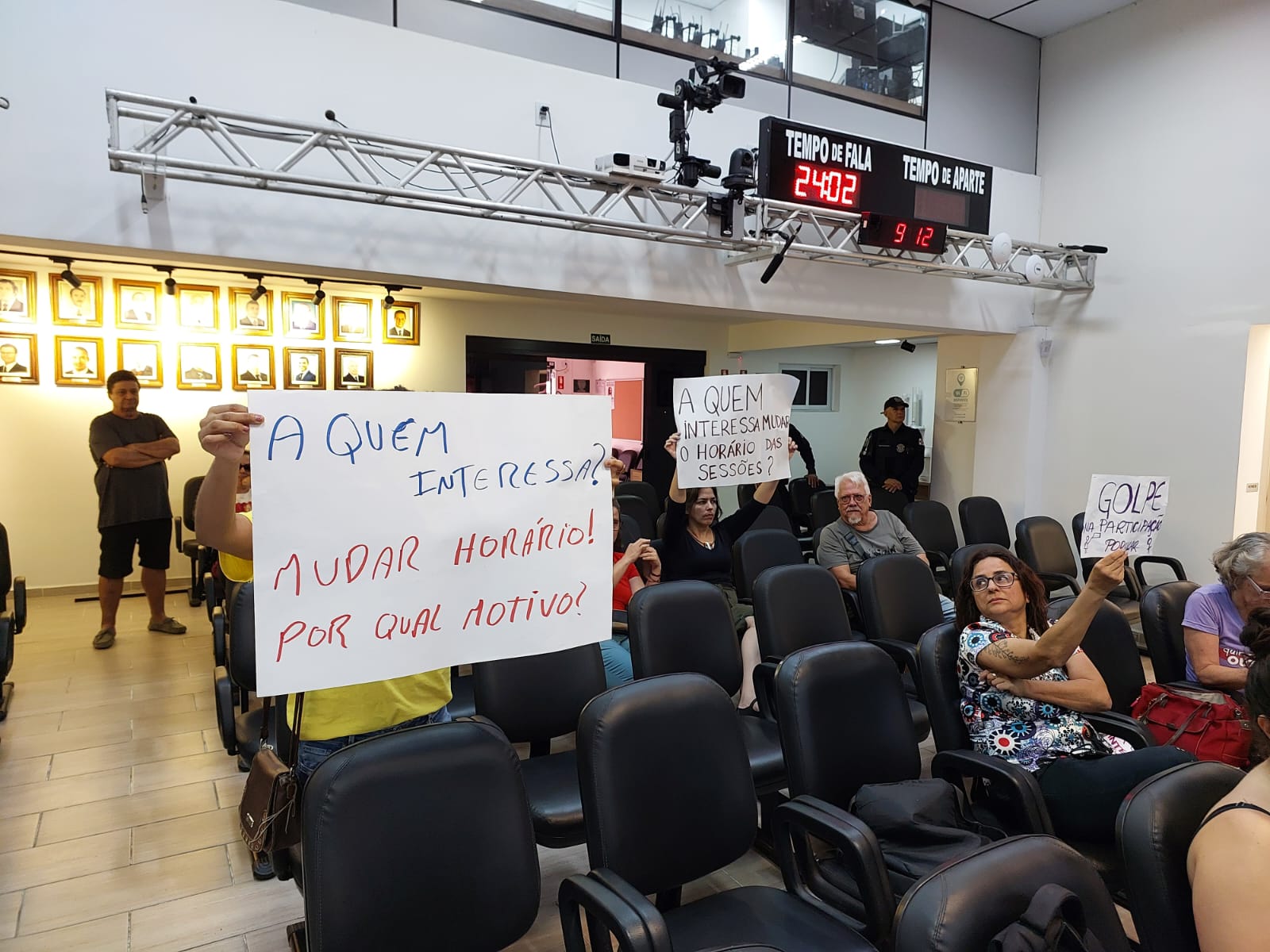 Sob protestos, vereadores de Vinhedo aprovam mudança no horário das sessões