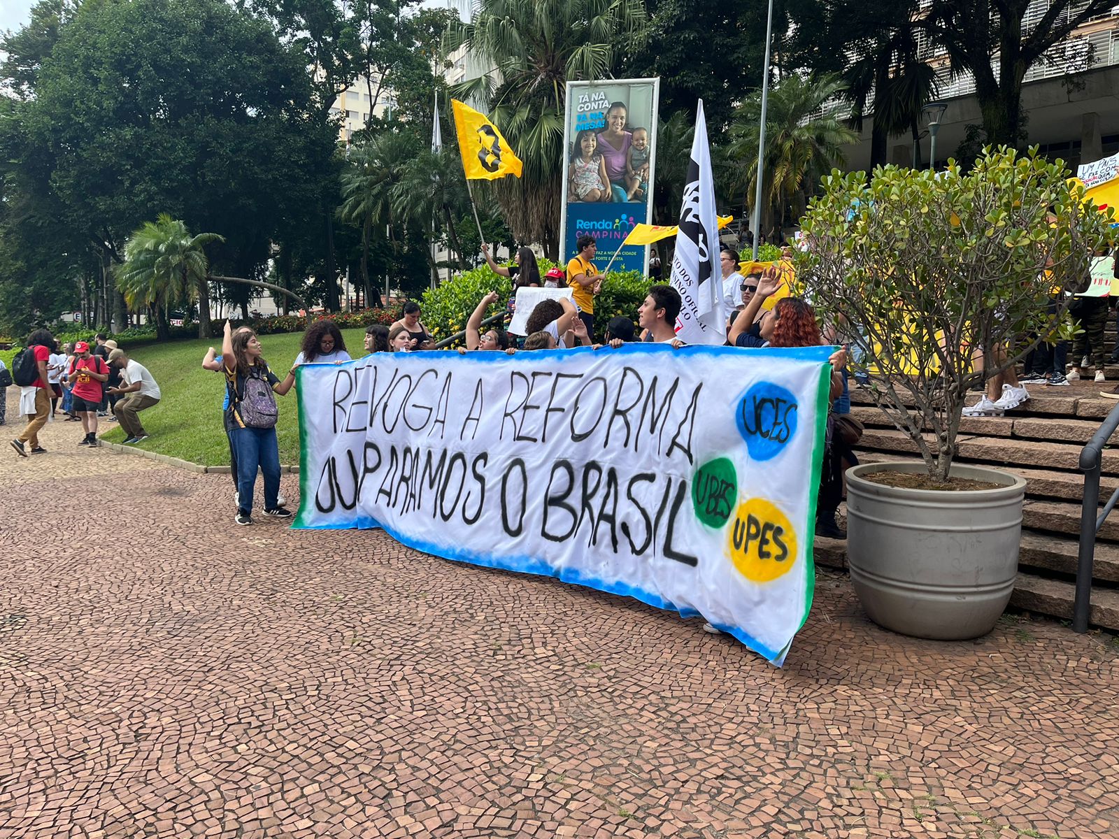 Estudantes e professores realizam manifestação contra o Novo Ensino Médio