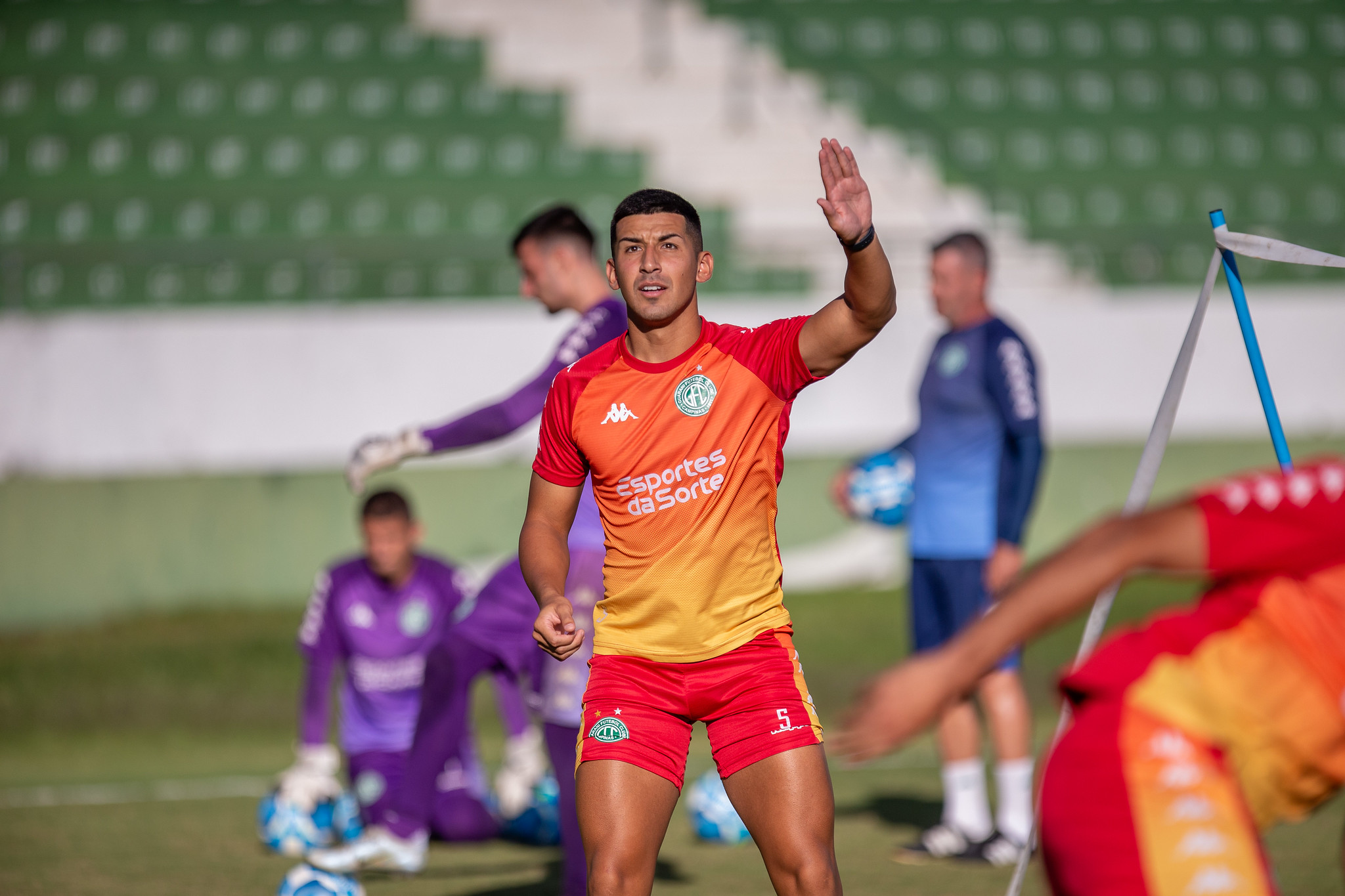 Atuando pela primeira vez como volante, Alvariño ganha elogios no Guarani