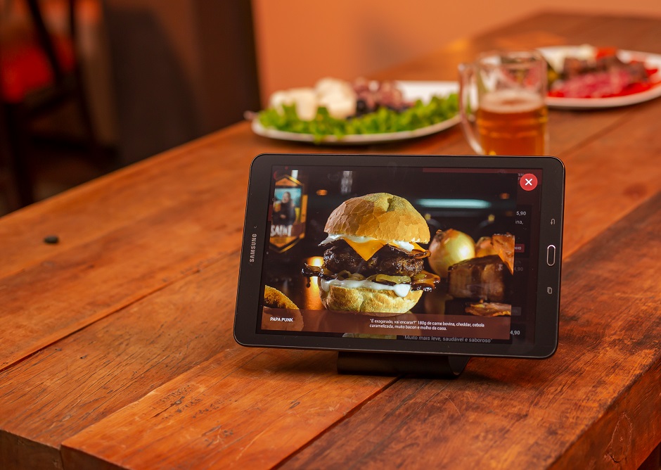 Bares e restaurantes devem ter pelo menos um cardápio físico