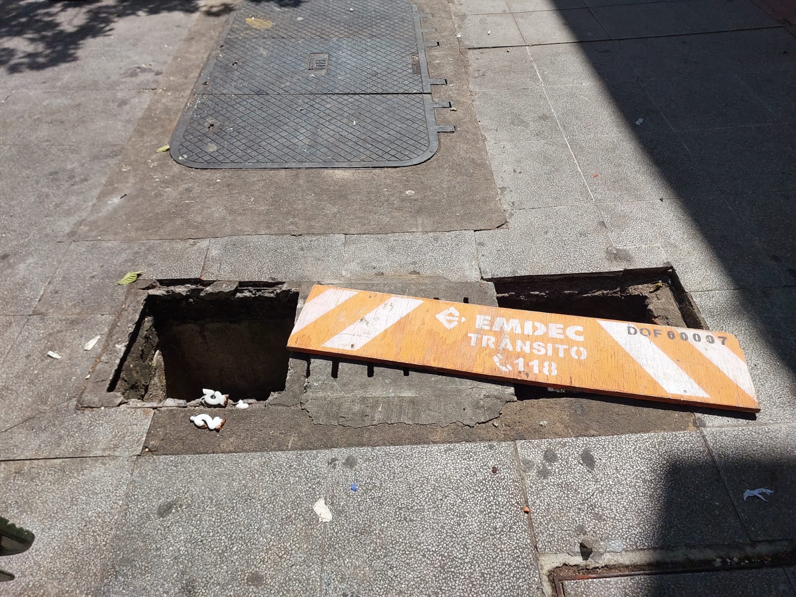 Buraco em calçada na Glicério preocupa pedestres e comerciantes