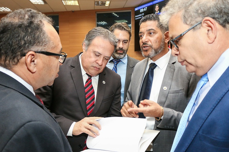 Câmara tem agenda cheia nesta segunda-feira e faz 2ª votação sobre 13º