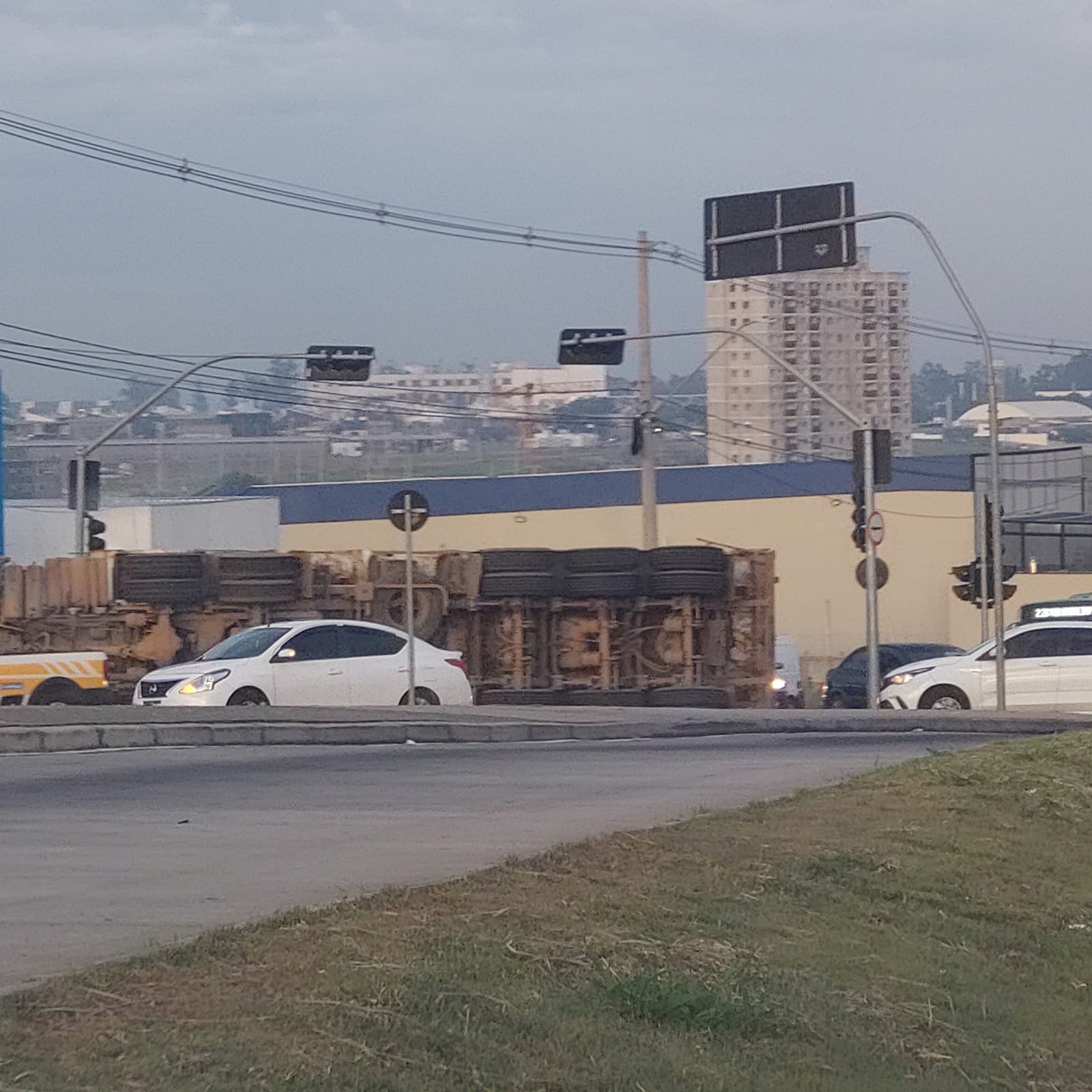 Começa limpeza de lixo derrubado por caminhão na John Boyd Dunlop