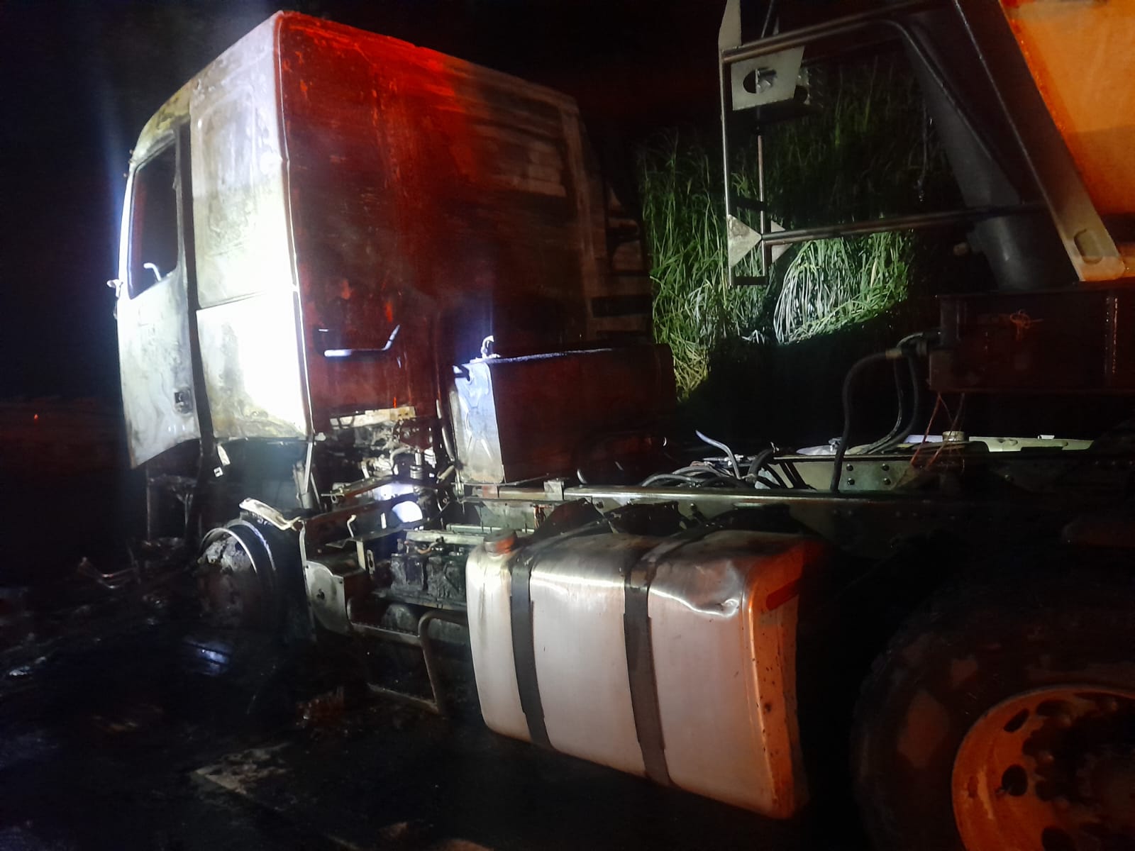 Caminhão pega fogo na Rodovia dos Bandeirantes; ninguém ficou ferido