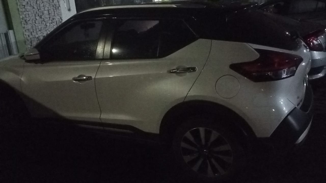 Mulher é feita refém após assalto; polícia consegue prender 2 criminosos