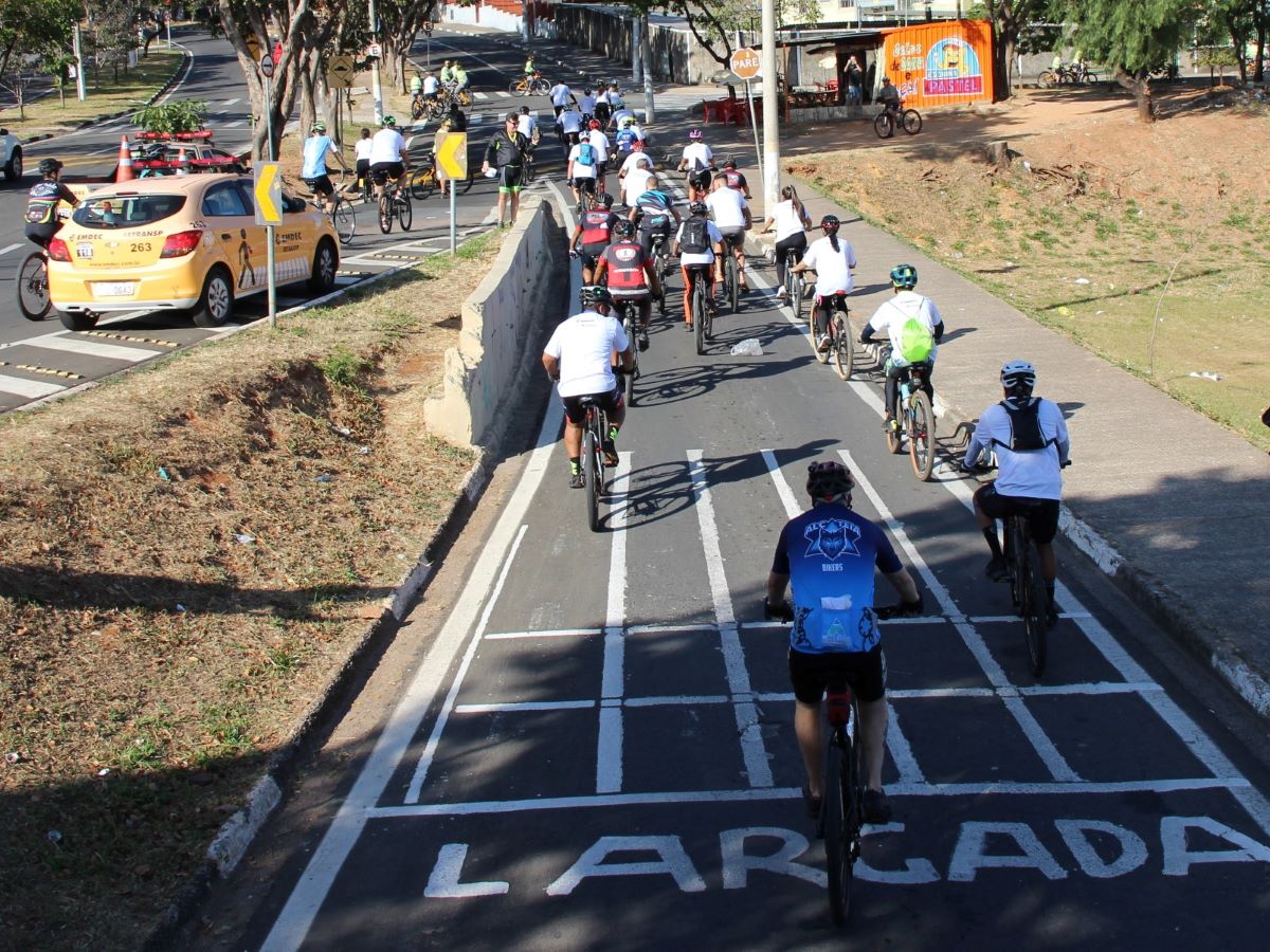 Prova de Ciclismo gera bloqueio parcial de carros na Av. Isaura Roque Quércia, em Campinas